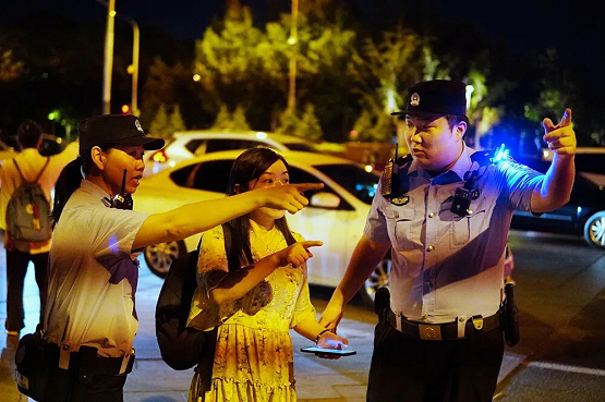 藏蓝守烟火 北京警方全力护航夜间城市平安 